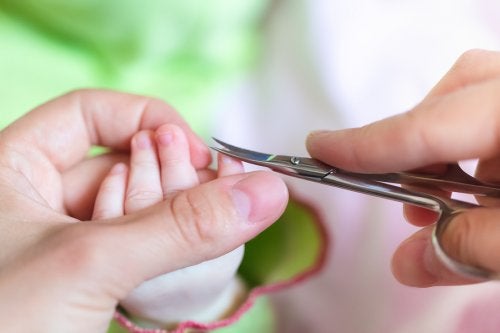 Se Cortan Las Uñas De Los Recién Nacidos Con Tijeras. Imagen de