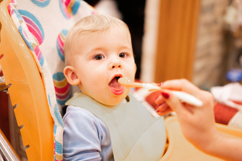 Cómo elegir la silla de comer correcta para mi bebé?