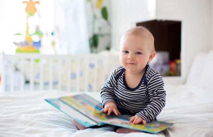 bebe con libros