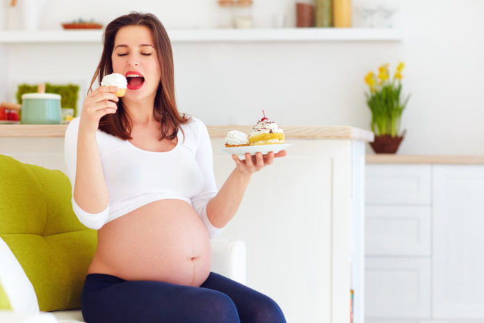 embarazada comiendo