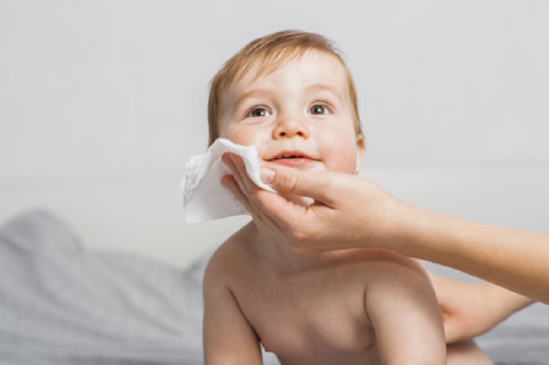 Evita las toallitas húmedas por la salud de tu bebé