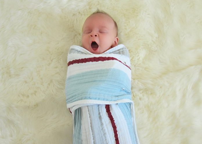 Envolver al bebé recién nacido: ¿Si o no? manta para bebé