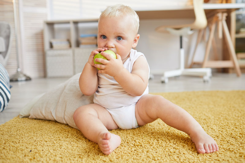 Baby Corp - Adiós a los cambios de ropa después de cada comida. Perfecto  para #blw bebés que están aprendiendo a alimentarse por sí mismos. 👶🏻🌈💕  ✨Babero impermeable con mangas largas y